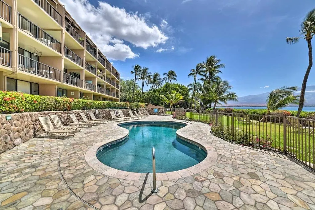 Apartment Maui Oceanfront Haven: Beachside Retreat with Turtle & Whale Watching Wailuku